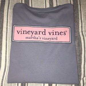 vineyard vines logo t-shirt